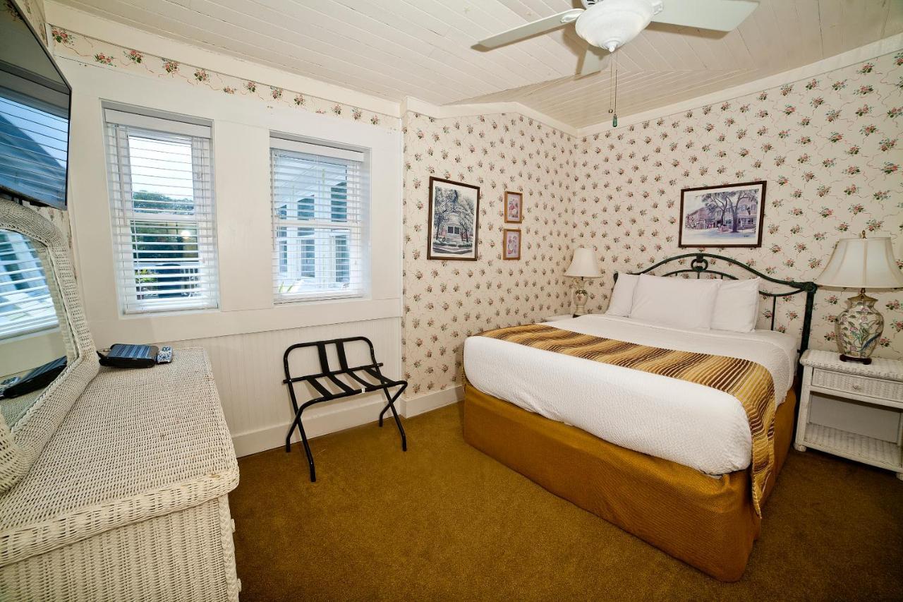 Georgianne & Check In 212 Butler Ave Inn 3*