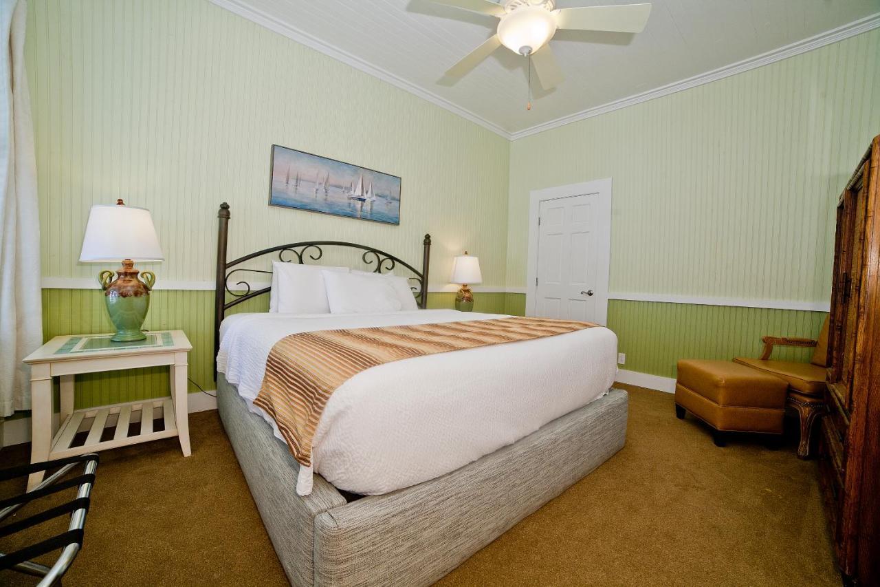 Georgianne & Check In 212 Butler Ave Inn Tybee Island