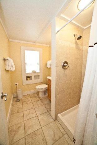 Inn Georgianne & Check In 212 Butler Ave 3*