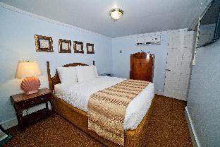 Georgianne & Check In 212 Butler Ave Inn 3*