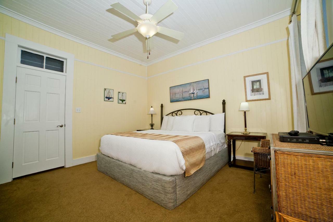 Inn Georgianne & Check In 212 Butler Ave 3*