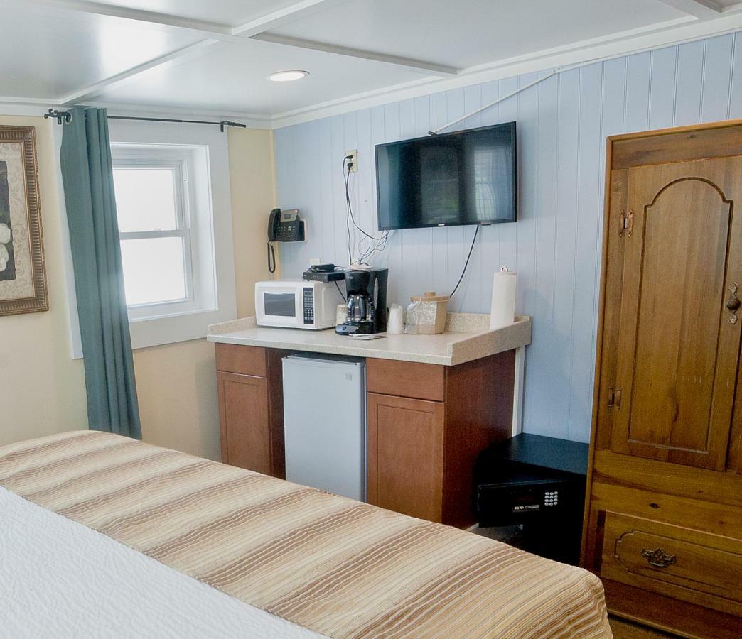 Inn Georgianne & Check In 212 Butler Ave 3*